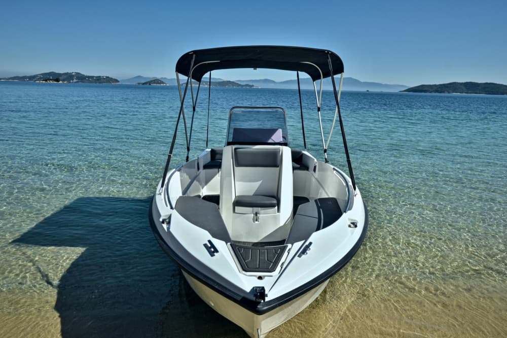 Blanc, bleu et divin: une journée complète sur un bateau à moteur
