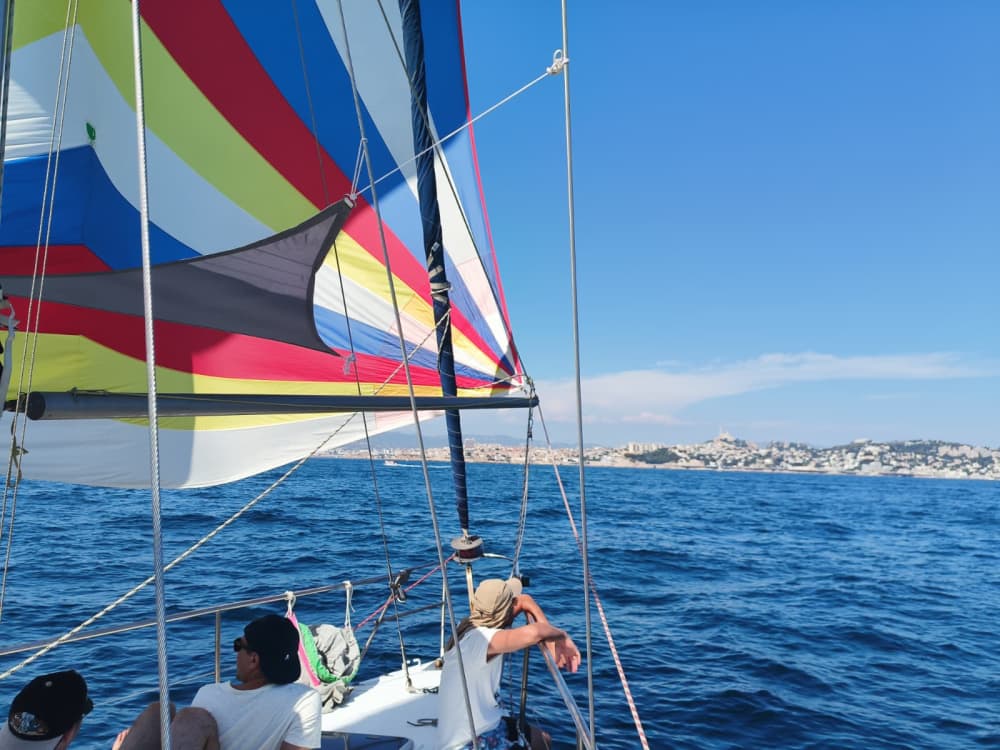 Journée d'initiation à la voile dans les Calanques avec arrêts baignades. 3
