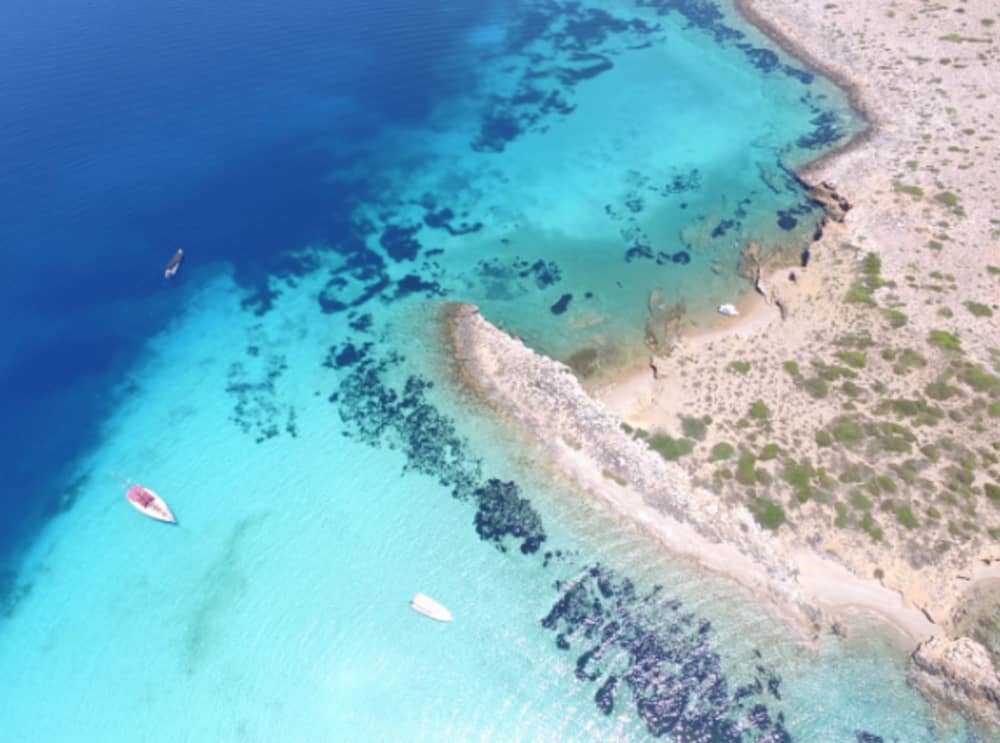 Découvrez Ios et Sikinos par la mer – Excursion de luxe d'une journée au départ de Paros