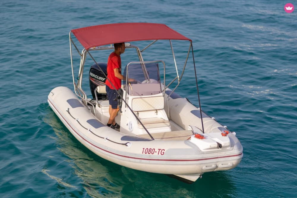 Découvrez Trogir en bateau à moteur pendant 9 heures 4