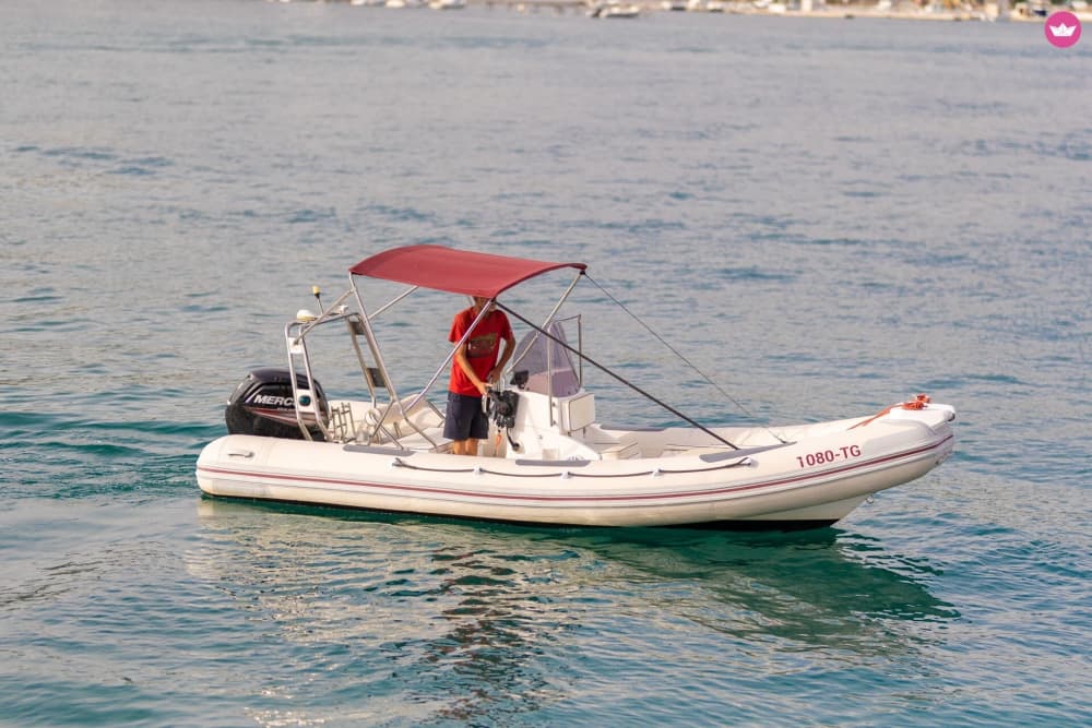 Découvrez Trogir en bateau à moteur pendant 9 heures 6