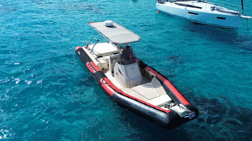 Évasion Nautique: Activitées tractées et visites à Bord du Sillinger 900XL à Saint-Tropez 6