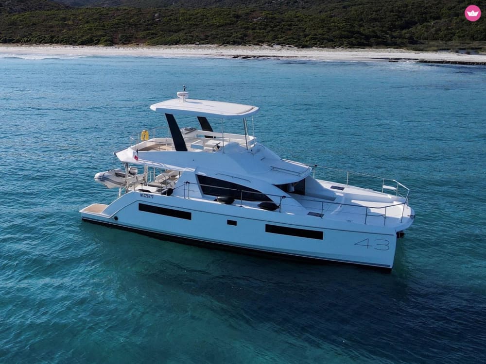 Catamaran à moteur de 640 ch au départ de Sliema, jusqu'à 7 heures de traversée, jusqu'à 14 personnes 3