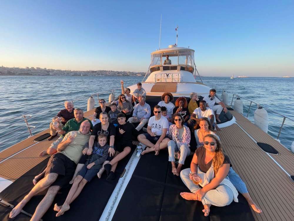 Profitez de 2 heures sur un catamaran à moteur privé à Lisbonne