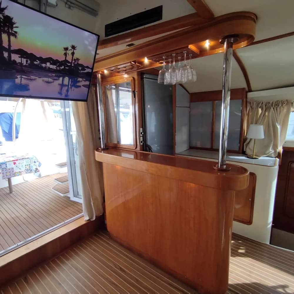 Profitez de 2 heures sur un catamaran à moteur privé à Lisbonne 5