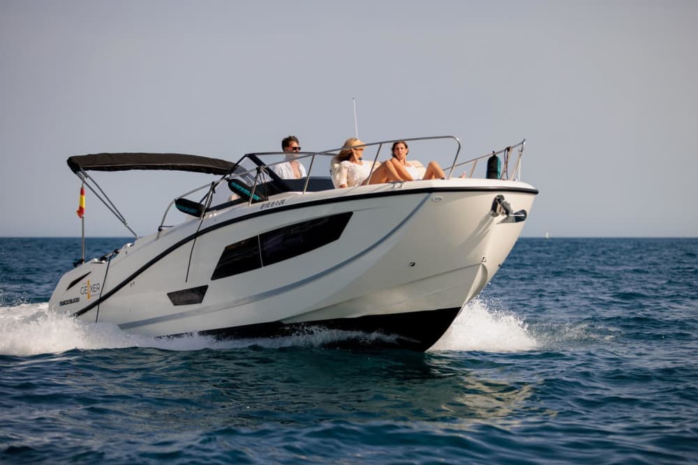 Découvrez les plages d'Alicante en 4 heures : louez votre bateau avec skipper et carburant inclus, et profitez de la mer lors d'une expérience inoubliable sans vous soucier de rien.