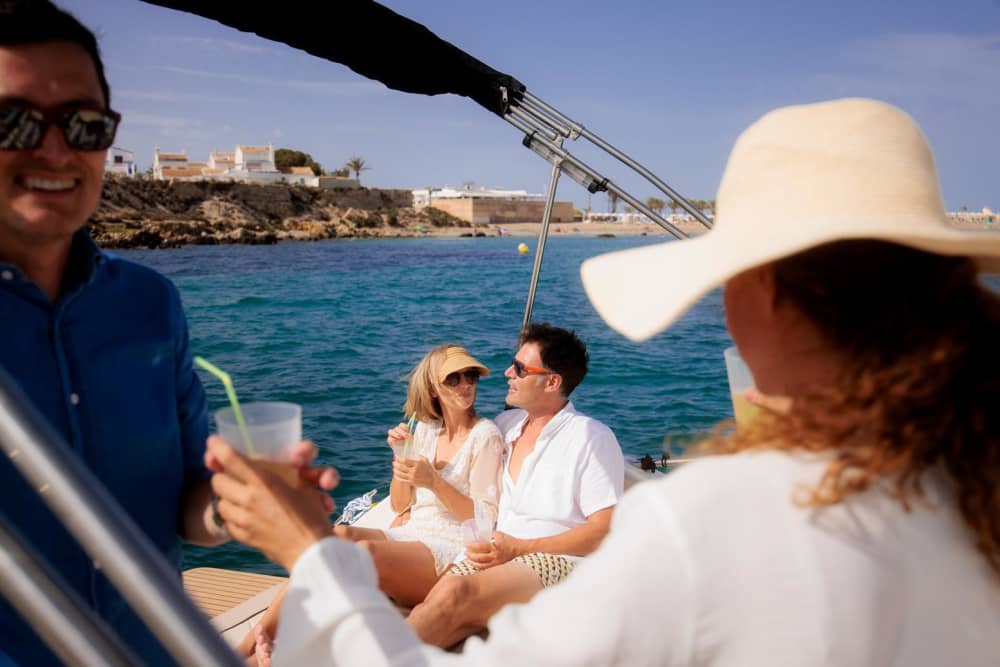 Découvrez les plages d'Alicante en 4 heures : louez votre bateau avec skipper et carburant inclus, et profitez de la mer lors d'une expérience inoubliable sans vous soucier de rien. 4
