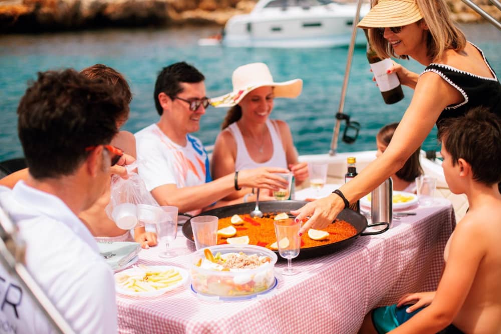 Découvrez les plages d'Alicante en 4 heures : louez votre bateau avec skipper et carburant inclus, et profitez de la mer lors d'une expérience inoubliable sans vous soucier de rien. 5