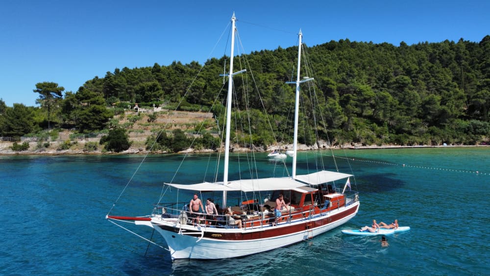 Excursion d'île en île à Brač: Une journée exclusive à bord d'une goélette - tout inclus!