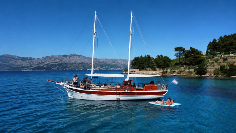 Excursion d'île en île à Brač: Une journée exclusive à bord d'une goélette - tout inclus! 2