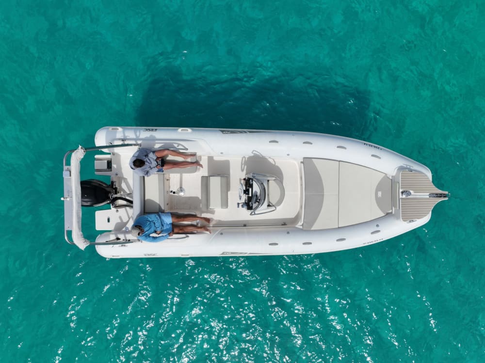 Excursion privée en bateau à moteur autour d'Ibiza 3