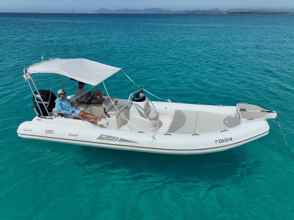 Excursion privée en bateau à moteur autour d'Ibiza 4