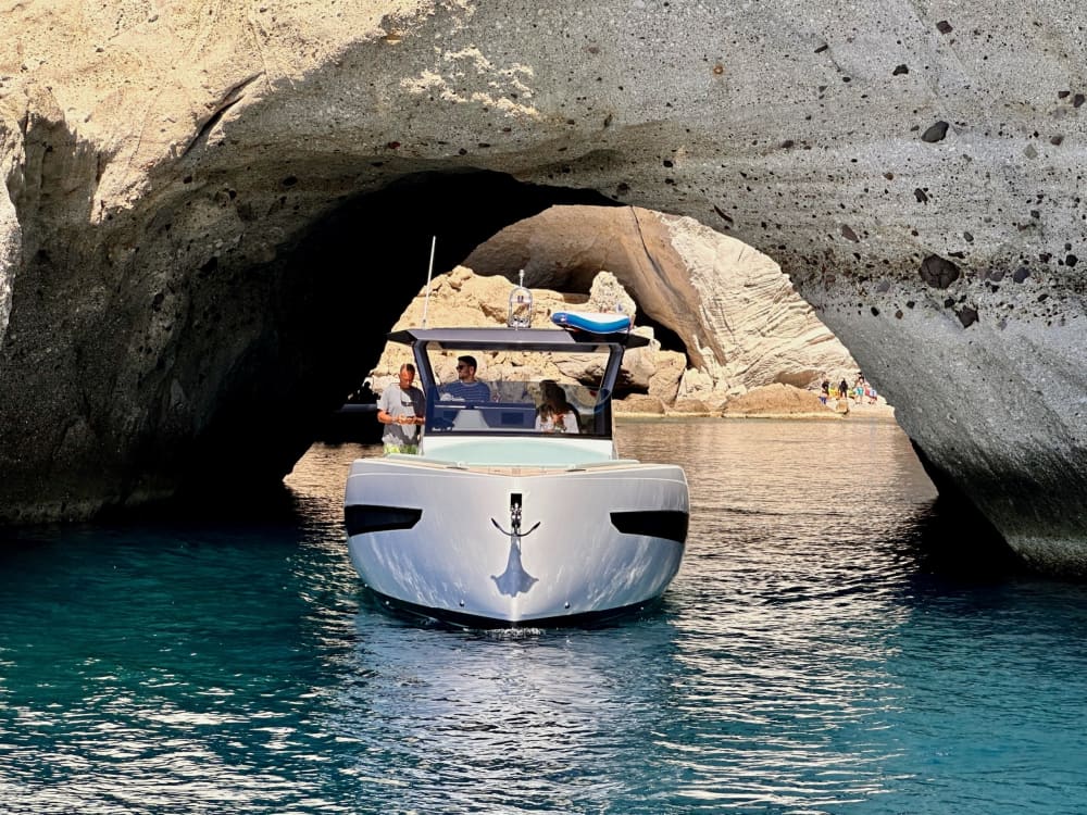 Croisière privée exclusive d'une demi-journée à Kleftiko à bord du Fiart Seawalker 35, alliant luxe et intimité. 5