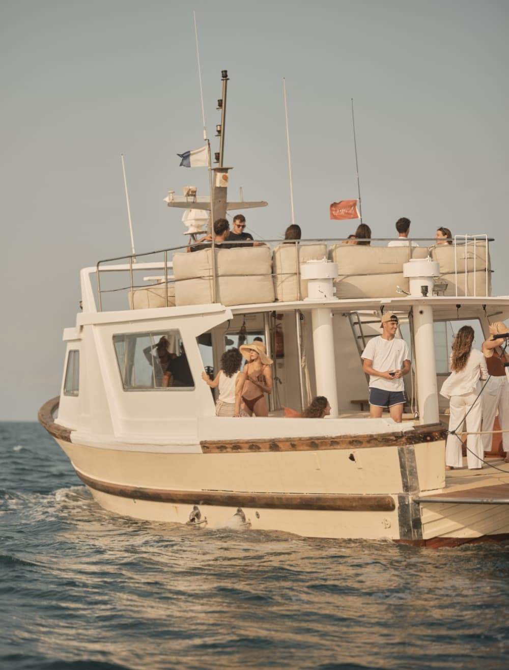 Sérénité au coucher du soleil – Croisière côtière d'une heure et demie et magie de l'heure dorée 5