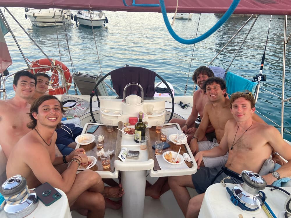 Apéritif au coucher du soleil sur un voilier au large d'Ostie 4