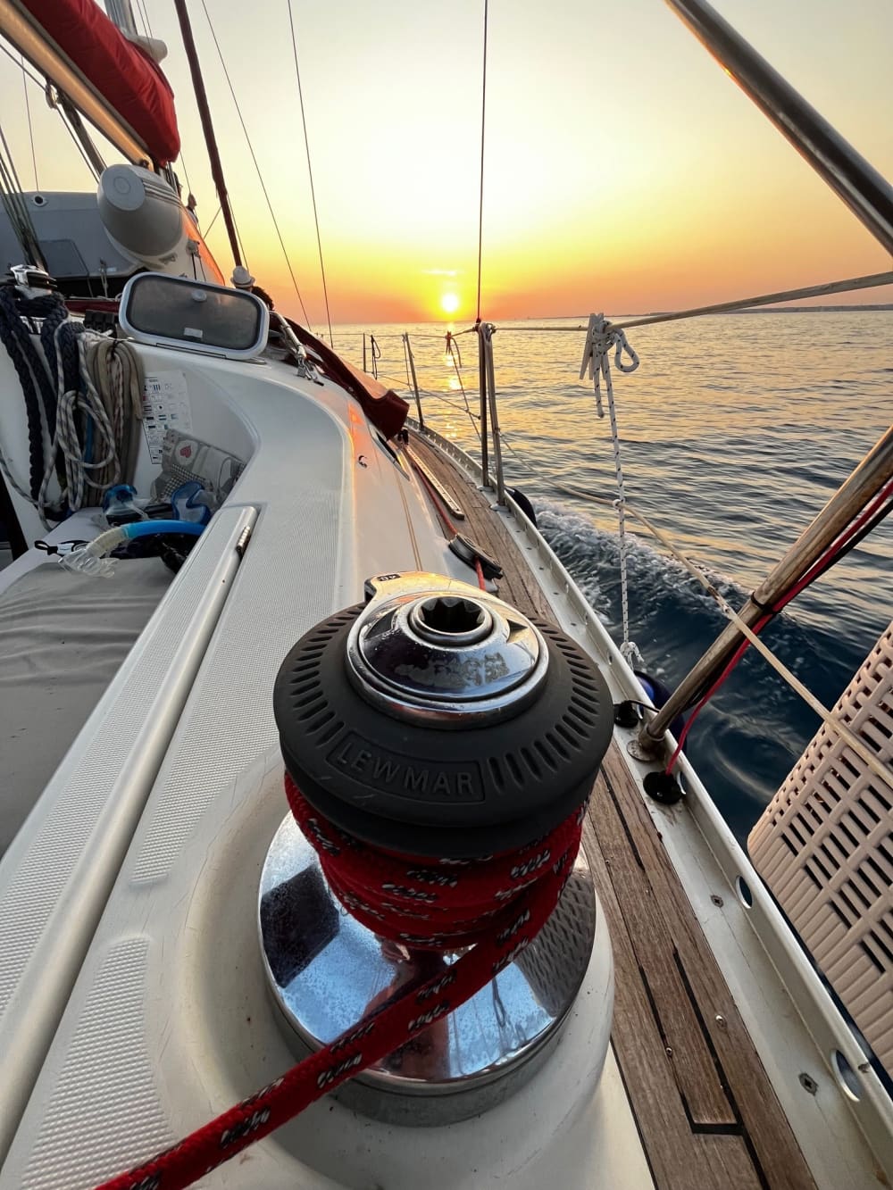 Apéritif au coucher du soleil sur un voilier au large d'Ostie 6