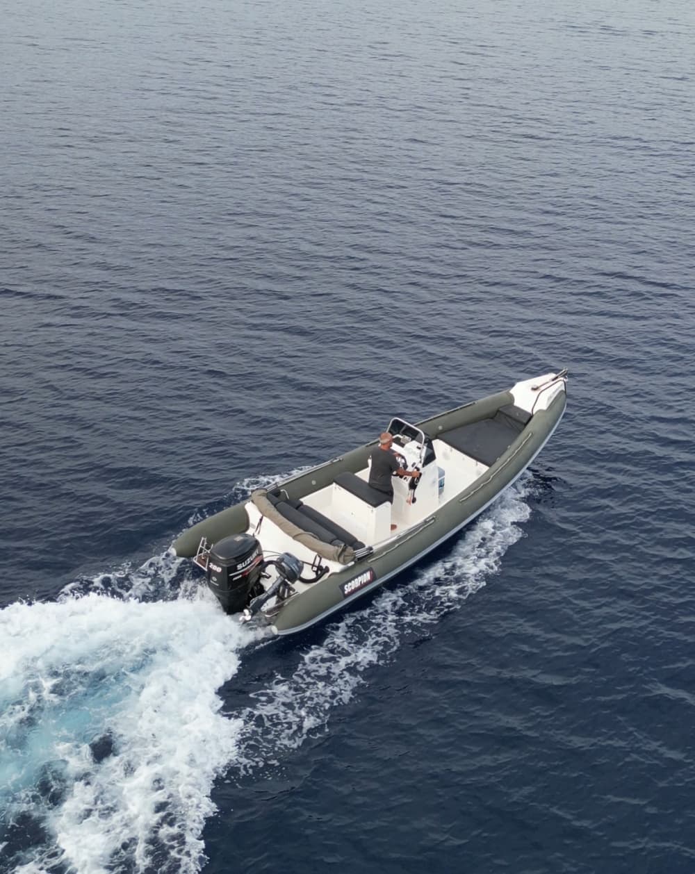 Blanc, bleu et divin: une journée complète sur un bateau à moteur 5