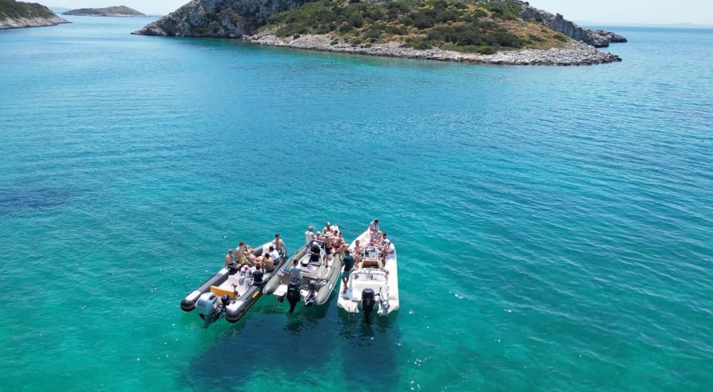 Blanc, bleu et divin: une journée complète sur un bateau à moteur