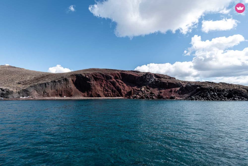Fountaine Pajot: Escapade sur la côte de Santorin: Croisière privée d'une journée en catamaran 2