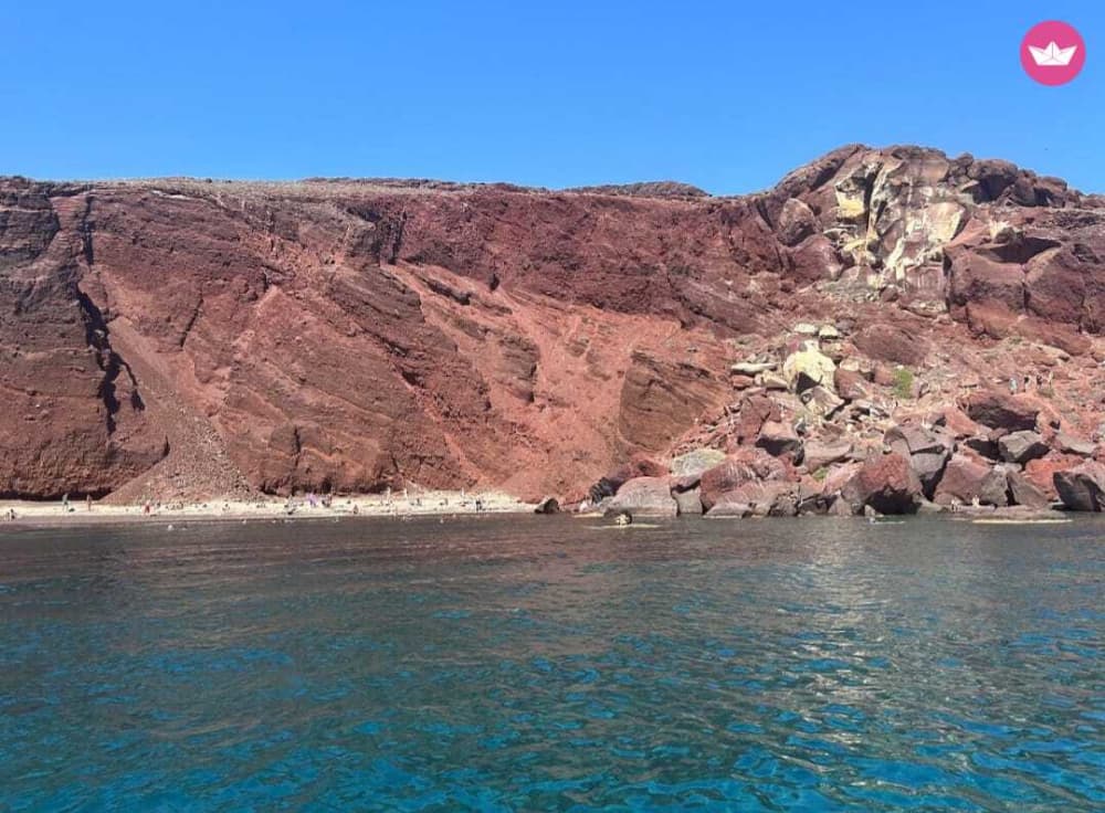Fountaine Pajot: Escapade sur la côte de Santorin: Croisière privée d'une journée en catamaran 5