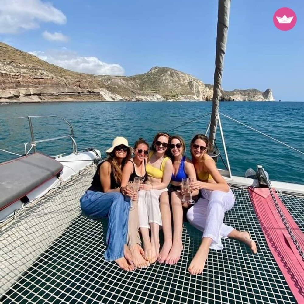 Fountaine Pajot: Escapade sur la côte de Santorin: Croisière privée d'une journée en catamaran