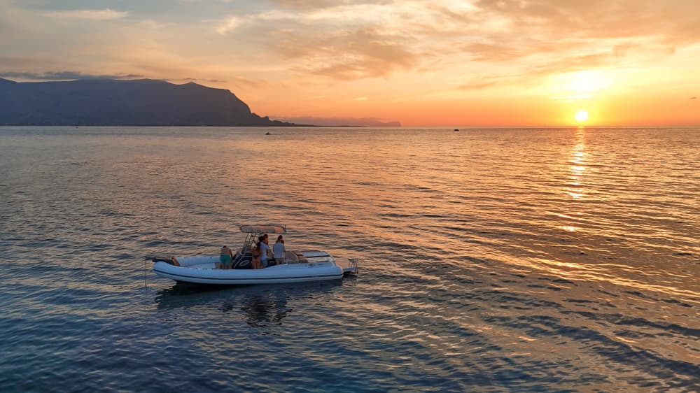 4 heures de soleil autour de Palerme sur un magnifique canot pneumatique