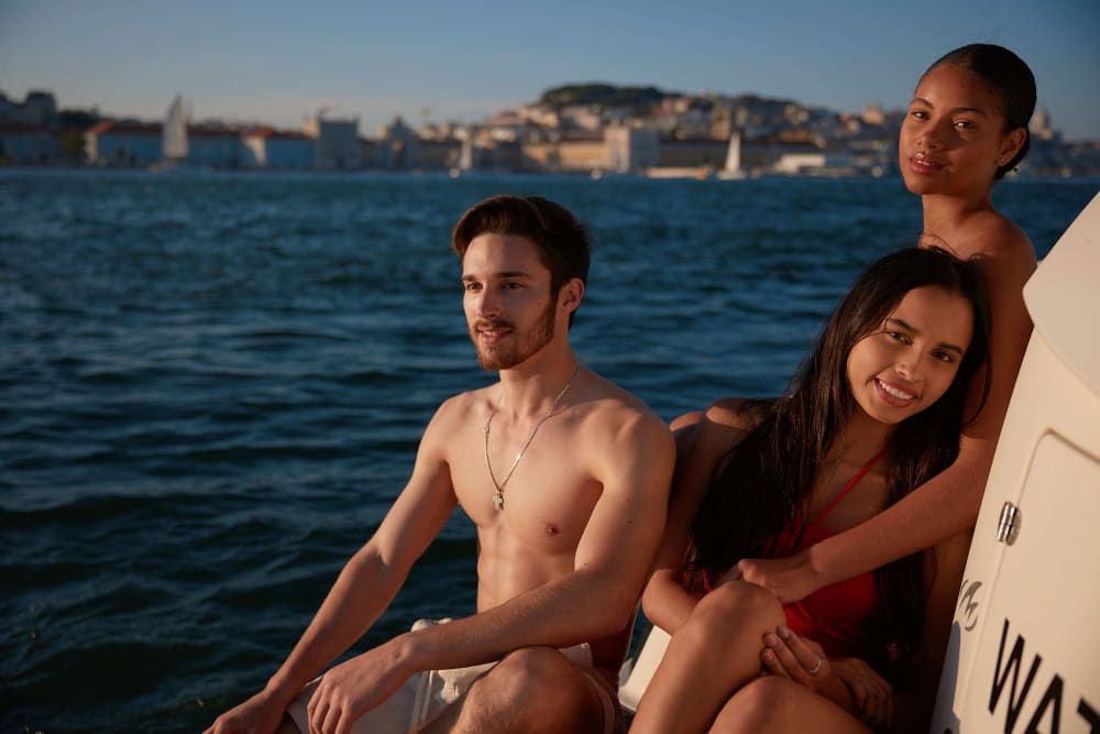 Détendez-vous sur un bateau à moteur à Cascais pendant 4 heures