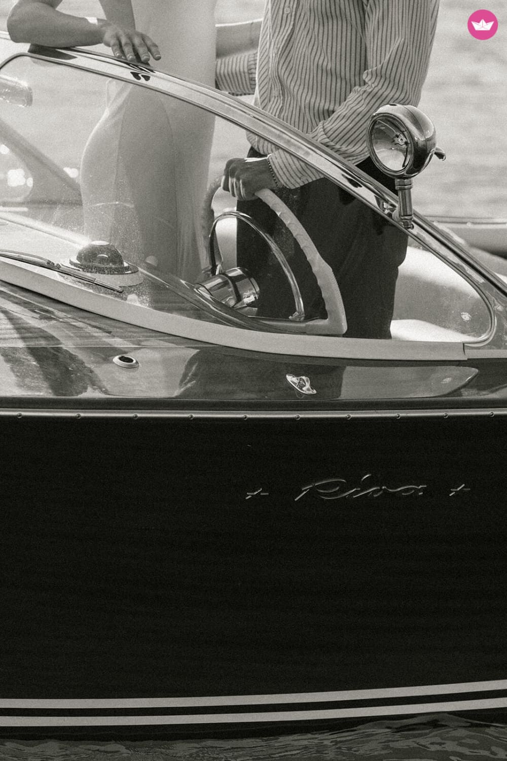 Élégance intemporelle – Photographie de mariage et visite de cérémonie à bord d'une Cigarette Racing 28SS