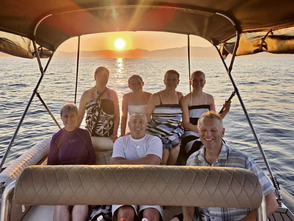 Excursion privée au coucher du soleil – Croisière panoramique à Split avec prosecco, musique et collations 3