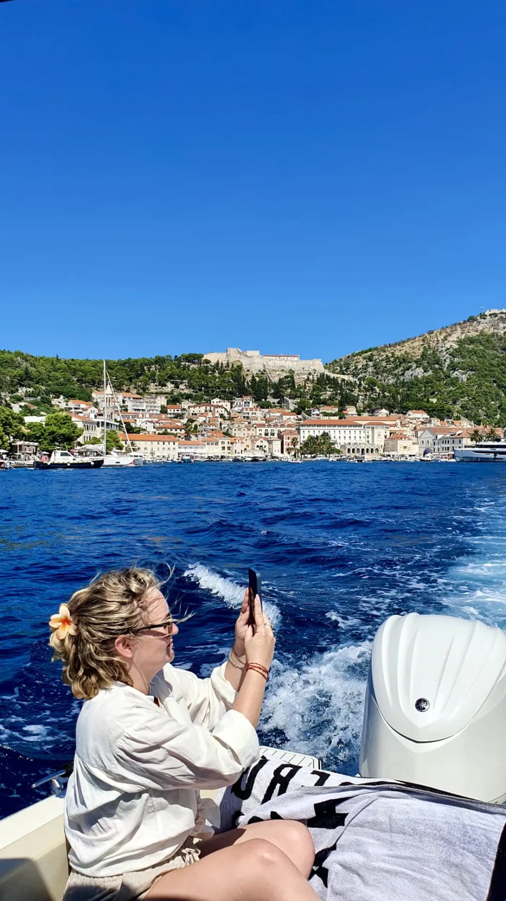 Excursion privée d'une journée complète en bateau au Blue Lagoon, à Hvar et aux îles Pakleni : explorez des plages magnifiques et des eaux cristallines 4