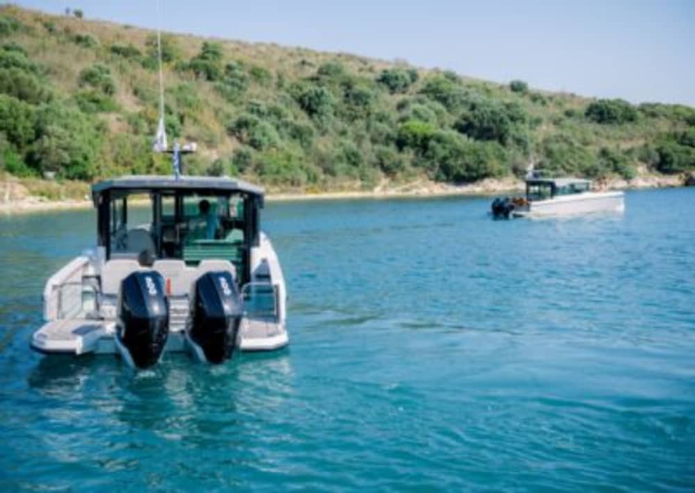 Naviguez dans le Nord-Est serein : aventure d'une demi-journée vers Agios Stefanos et au-delà
