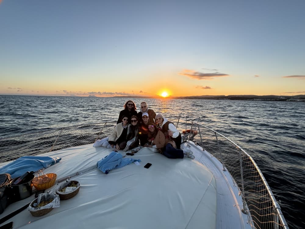 Passez deux heures dans l'eau à Estepona, à profiter du soleil et des eaux cristallines. 4