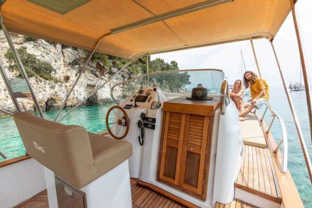 Votre journée à Paxi : louez un bateau à moteur pour une journée complète de découverte. 3
