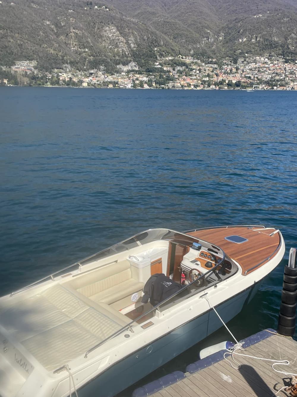 Votre journée sur le lac de Côme : louez un bateau à moteur pour une journée complète de découverte.