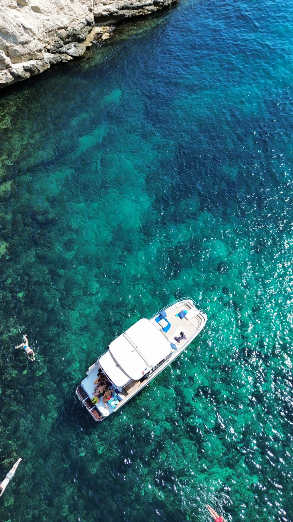Les Calanques autrement: journée à bord d'un hybride-électrique