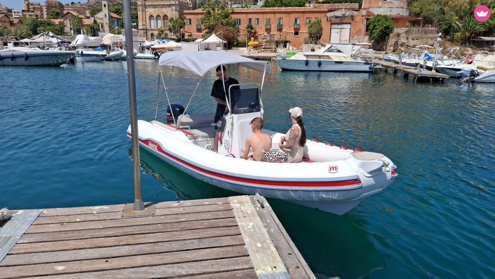 Vivez une journée inoubliable avec notre ASORAL AL 100, équipé de tout le nécessaire pour une journée de navigation parfaite! 4