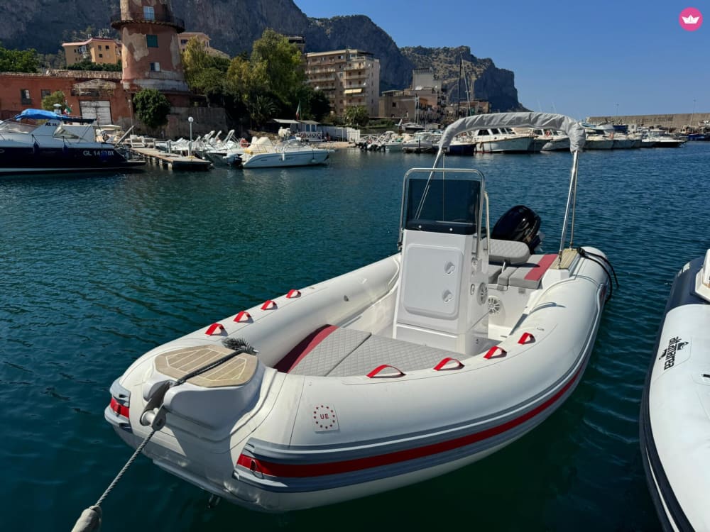 Vivez une journée inoubliable avec notre ASORAL AL 100, équipé de tout le nécessaire pour une journée de navigation parfaite!