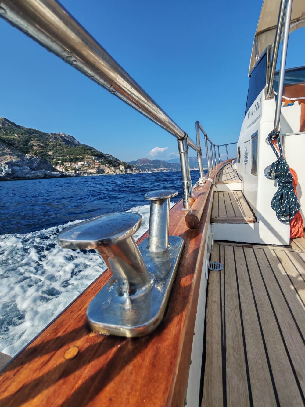 Profitez d'une excursion de 7 heures en bateau à moteur pour explorer Maiori.