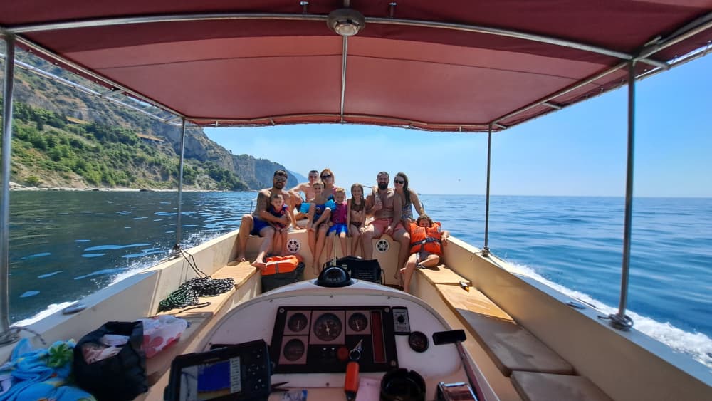 Votre bateau à moteur privé, équipé de tout le nécessaire pour une journée d'excursion dans la baie de Budva.
