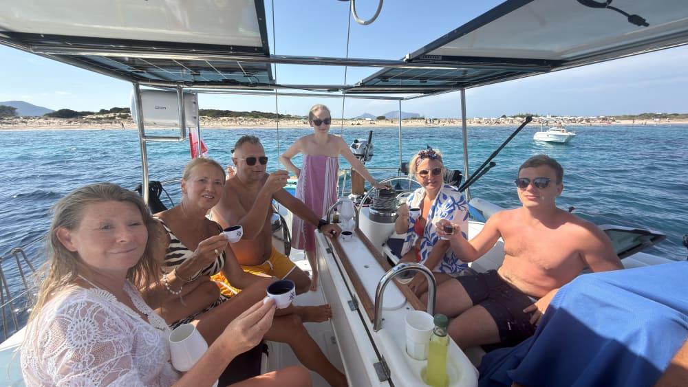 Découvrez Tavolara et les excursions d'observation des dauphins (jusqu'à 10 personnes). 3
