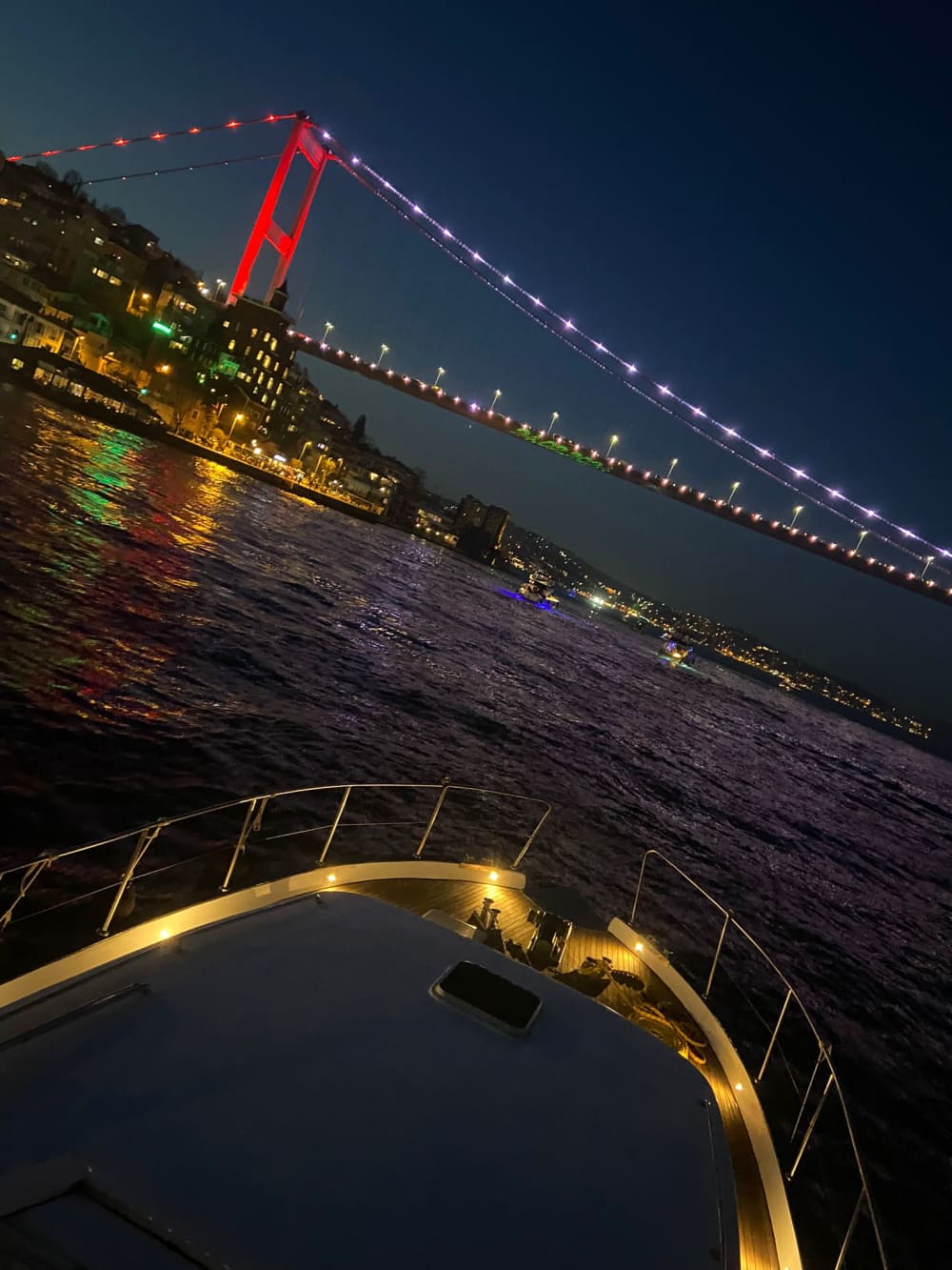 Tour en yacht sous les lumières du Bosphore