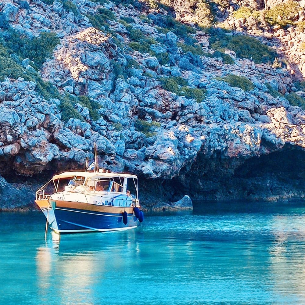Découvrez Kolymvari lors d'une excursion d'une journée en bateau à moteur. 2