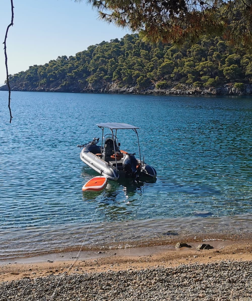 Découvrez les rivages d'Athènes: une excursion d'une journée complète à bord d'un bateau à moteur 4