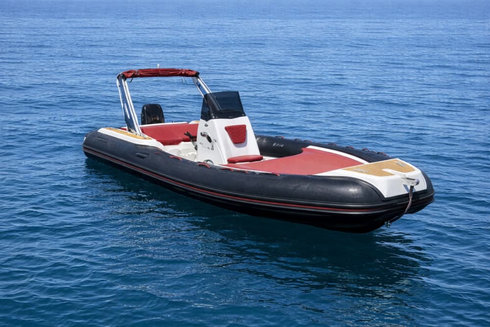 Vivez une journée inoubliable avec notre MaxiRib 5.85 Black Almarine, équipé de tout le nécessaire pour une journée de navigation parfaite!