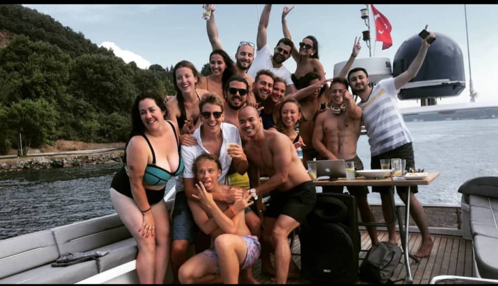 Nage en yacht de luxe : plongez dans des eaux cristallines 2