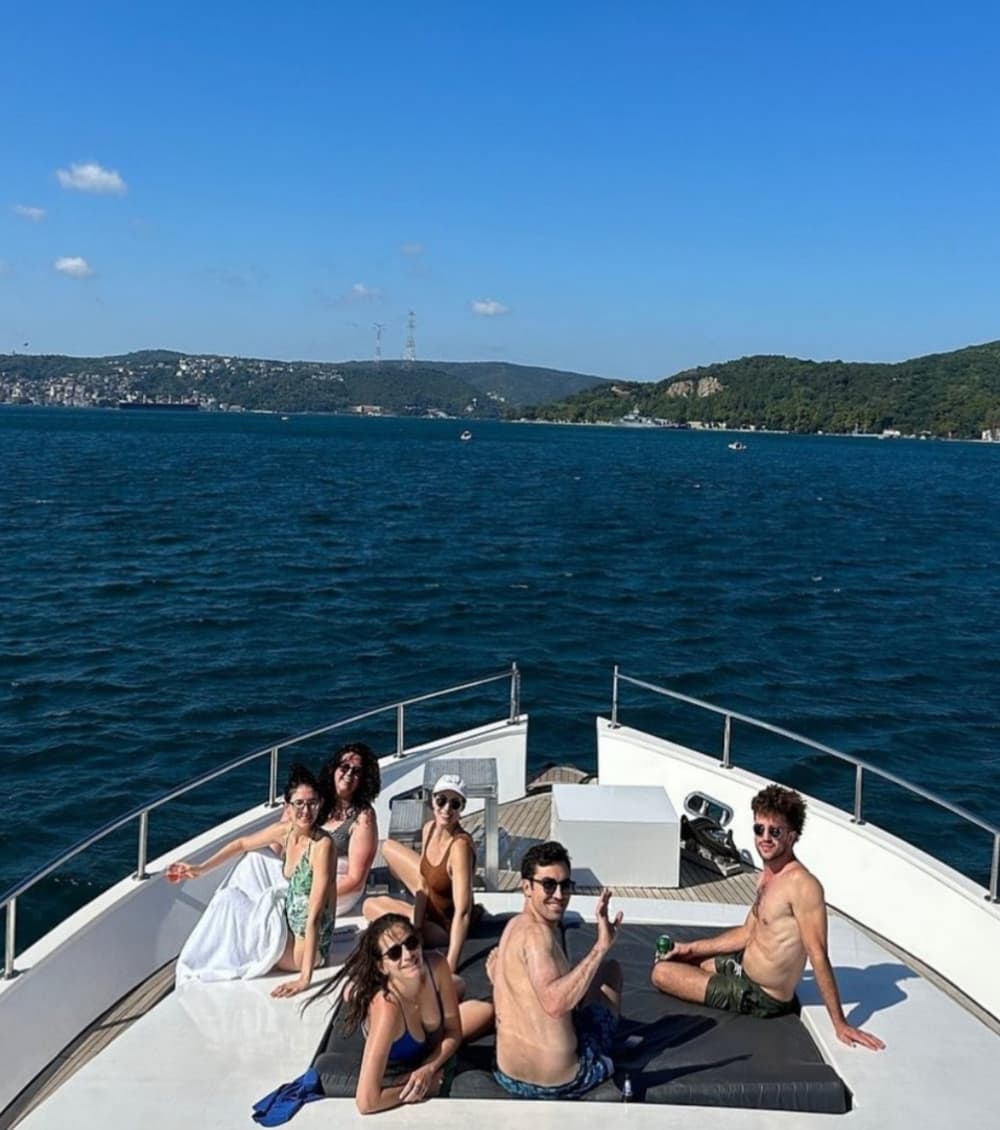 Nage en yacht de luxe : plongez dans des eaux cristallines 4