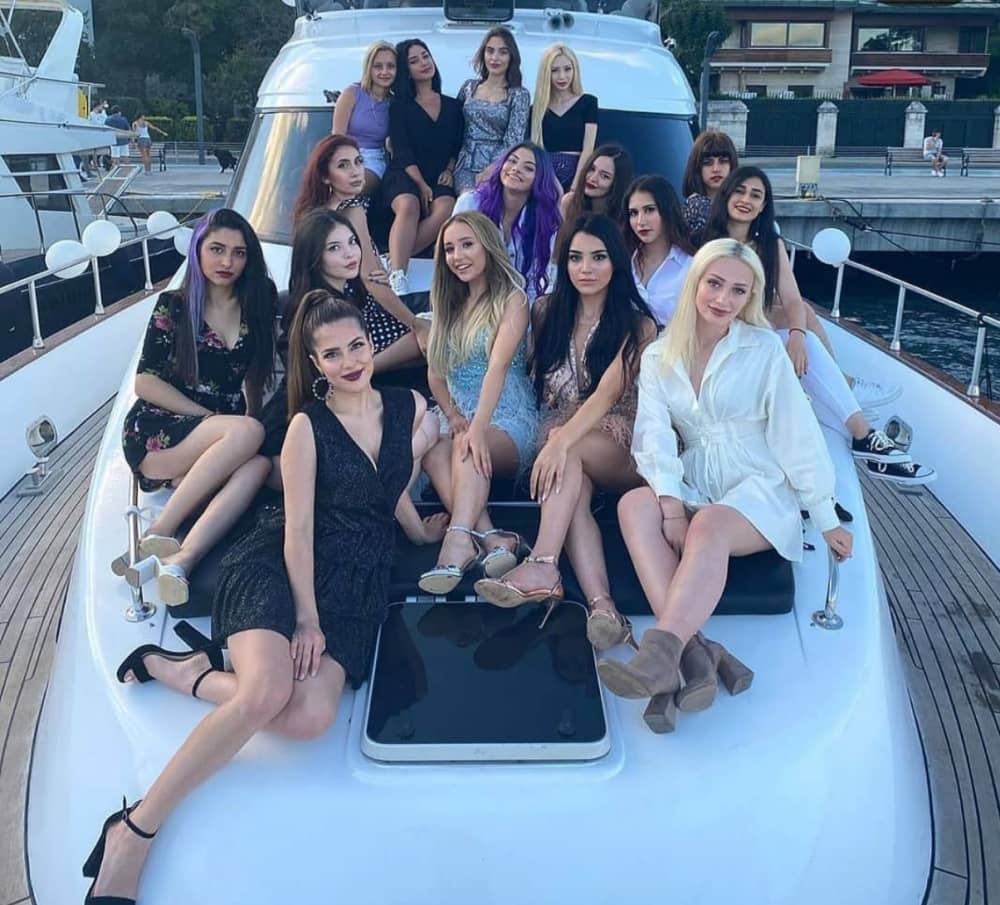 Nage en yacht de luxe : plongez dans des eaux cristallines 5