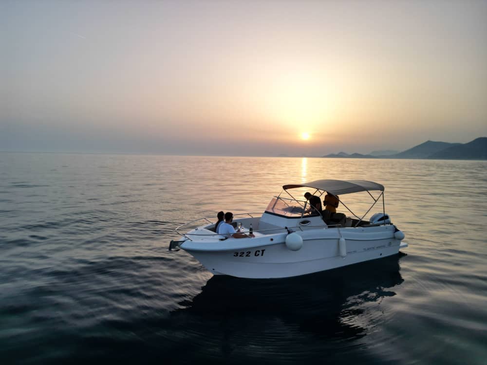Excursion en bateau au coucher du soleil : découvrez la côte de Dubrovnik à l'heure dorée