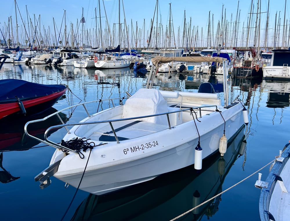 Excursion privée d'une journée complète à Barcelone avec un skipper local et activités nautiques disponibles 3