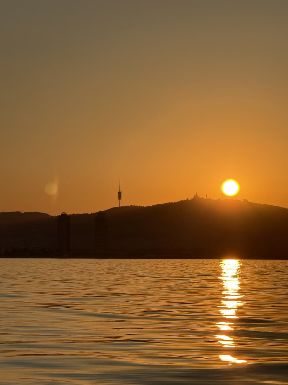 Excursion privée d'une journée complète à Barcelone avec un skipper local et activités nautiques disponibles 5